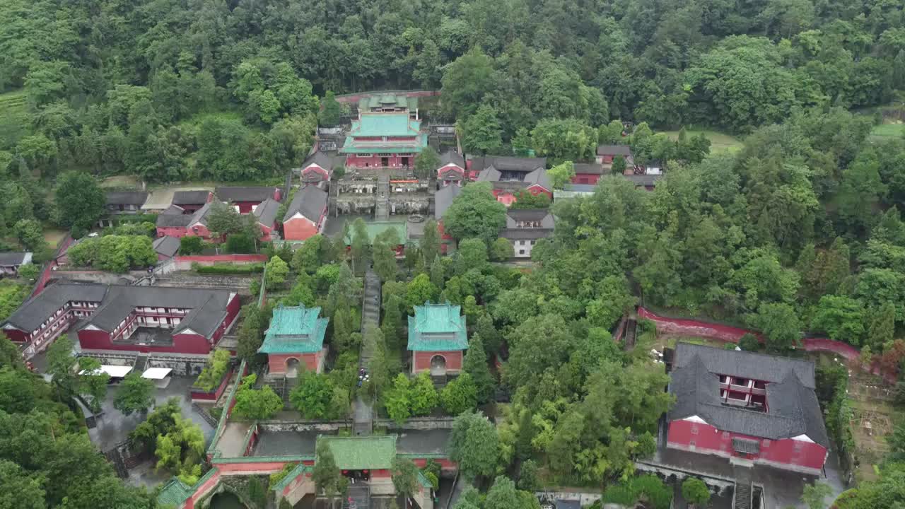 雨中的武当山紫霄宫视频素材