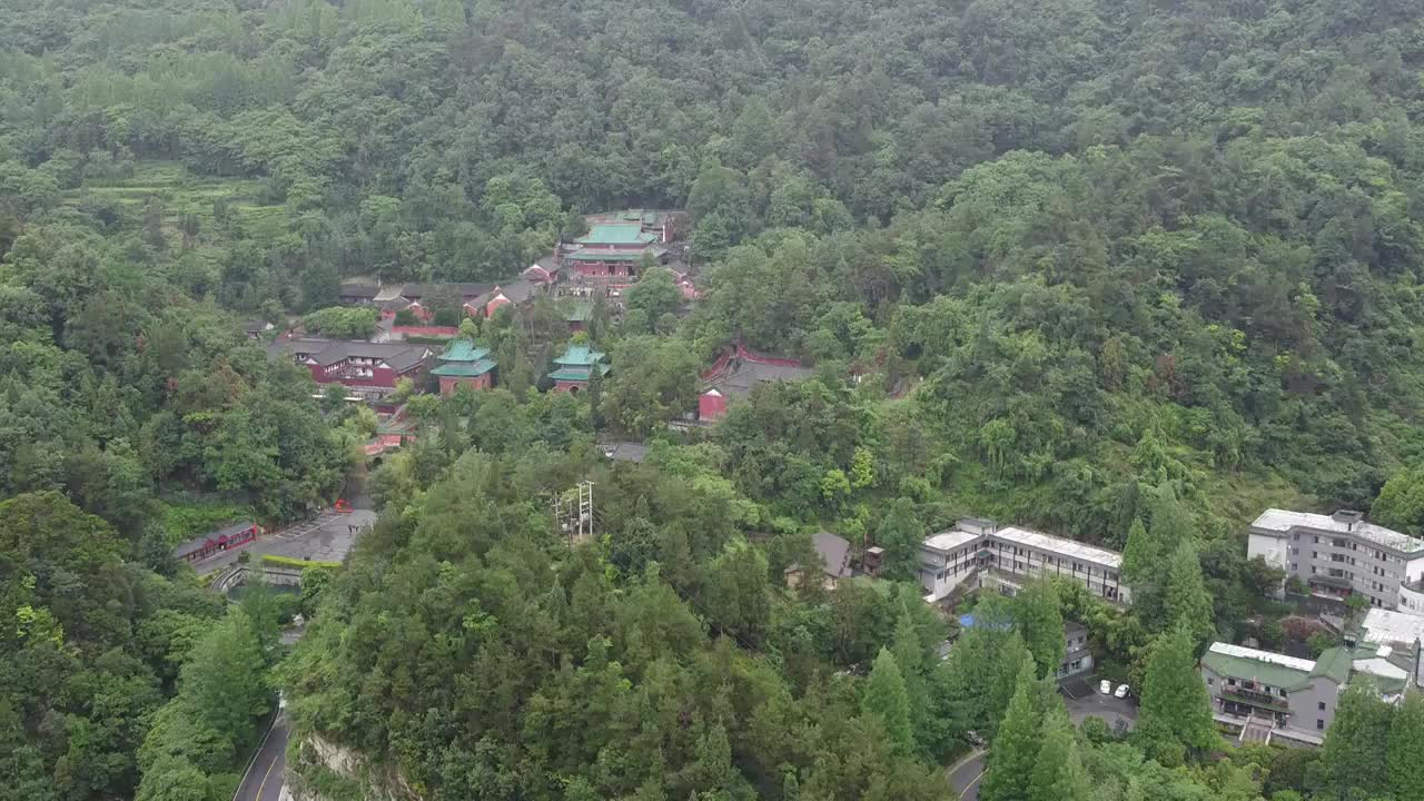 雨中的武当山紫霄宫视频素材