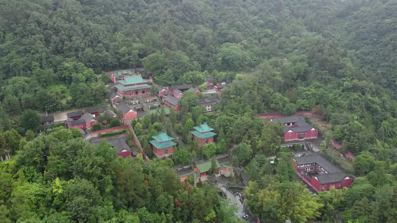 雨中的武当山紫霄宫视频素材