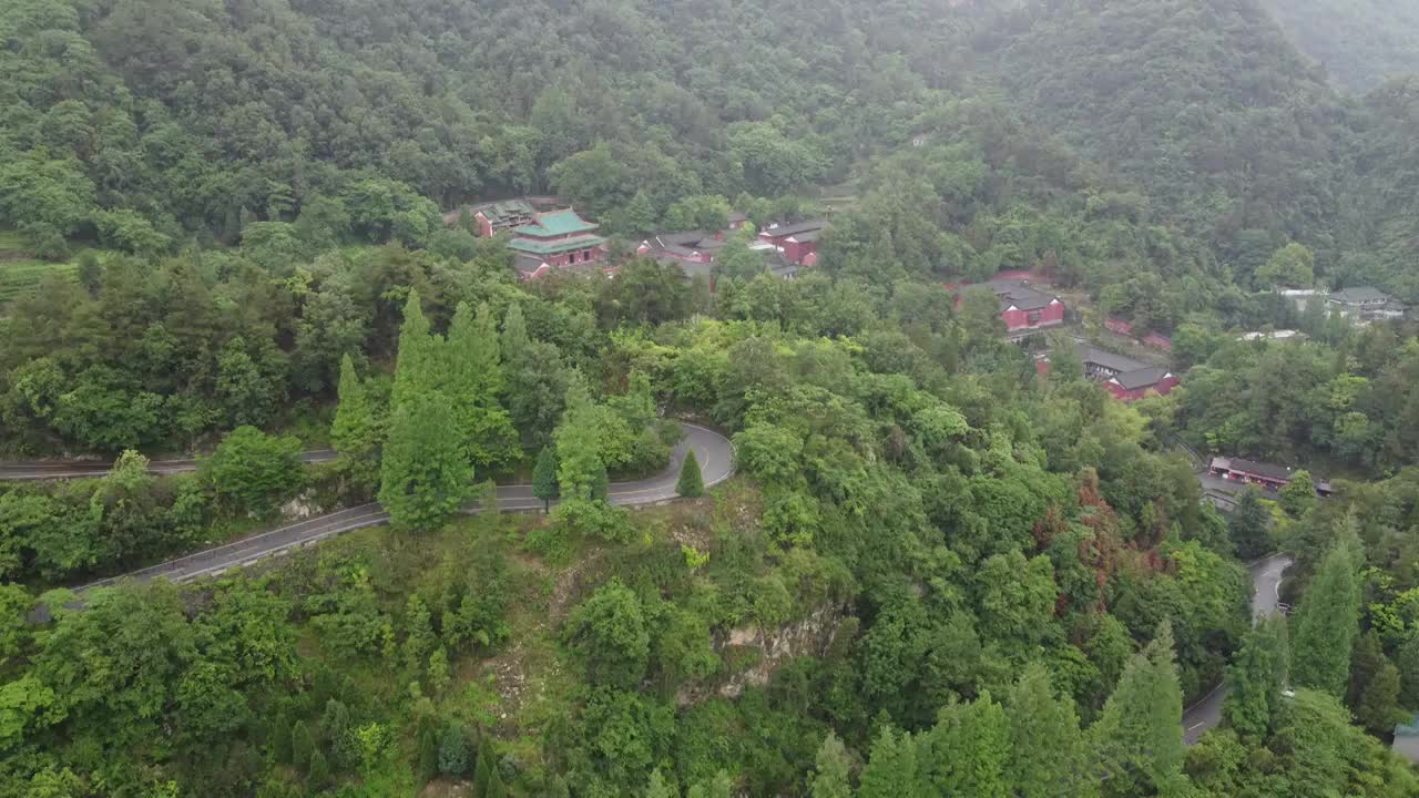 雨中的武当山紫霄宫视频素材