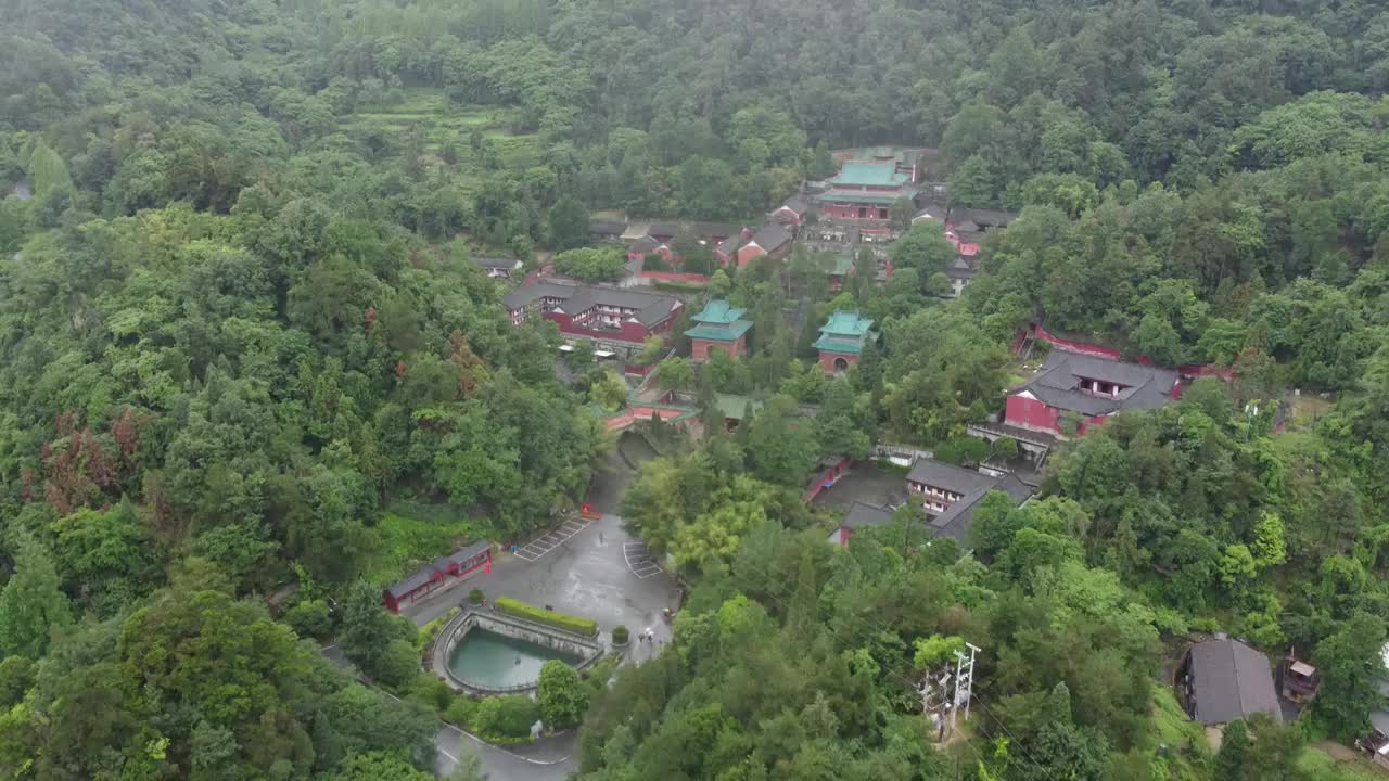 雨中的武当山紫霄宫视频素材