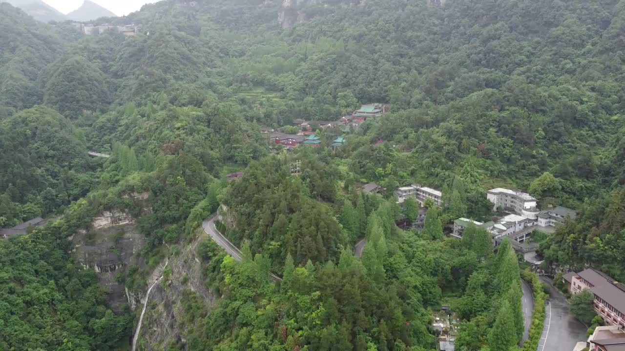 雨中的武当山紫霄宫视频素材