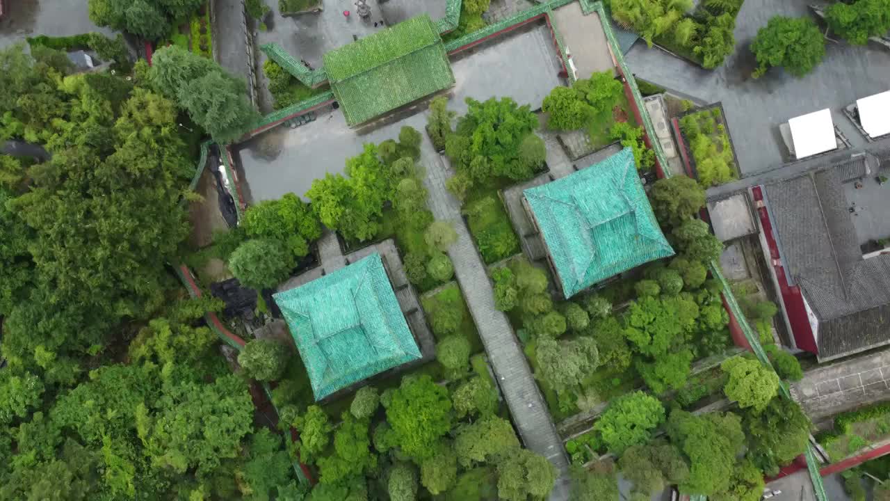 雨中的武当山紫霄宫视频素材