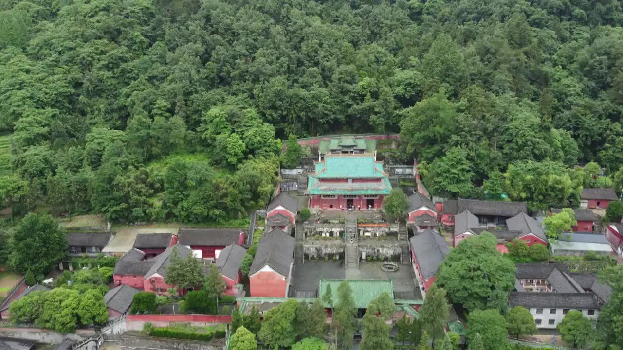 雨中的武当山紫霄宫视频素材