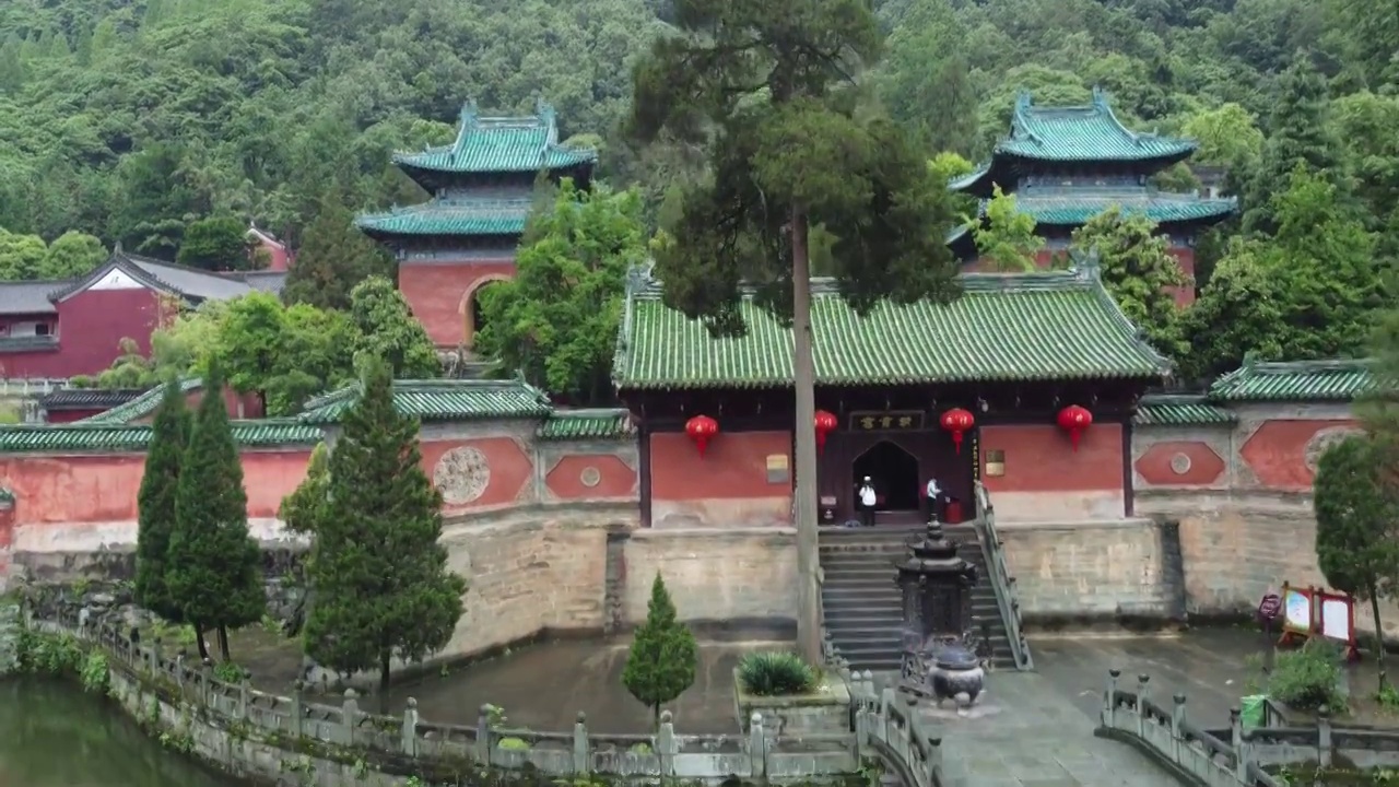 雨中的武当山紫霄宫视频素材