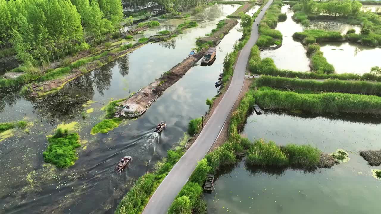 航拍山东济宁微山湖旅游区湖景风光视频素材