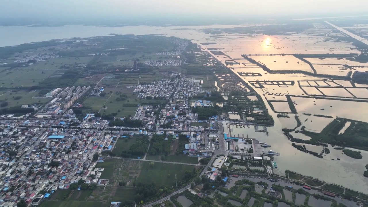 航拍山东济宁5A级微山湖旅游区湖景风光视频素材