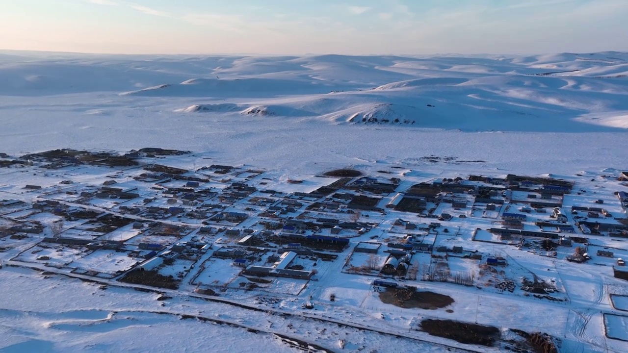 航拍苍茫雪原农场版画雪村暮色视频素材