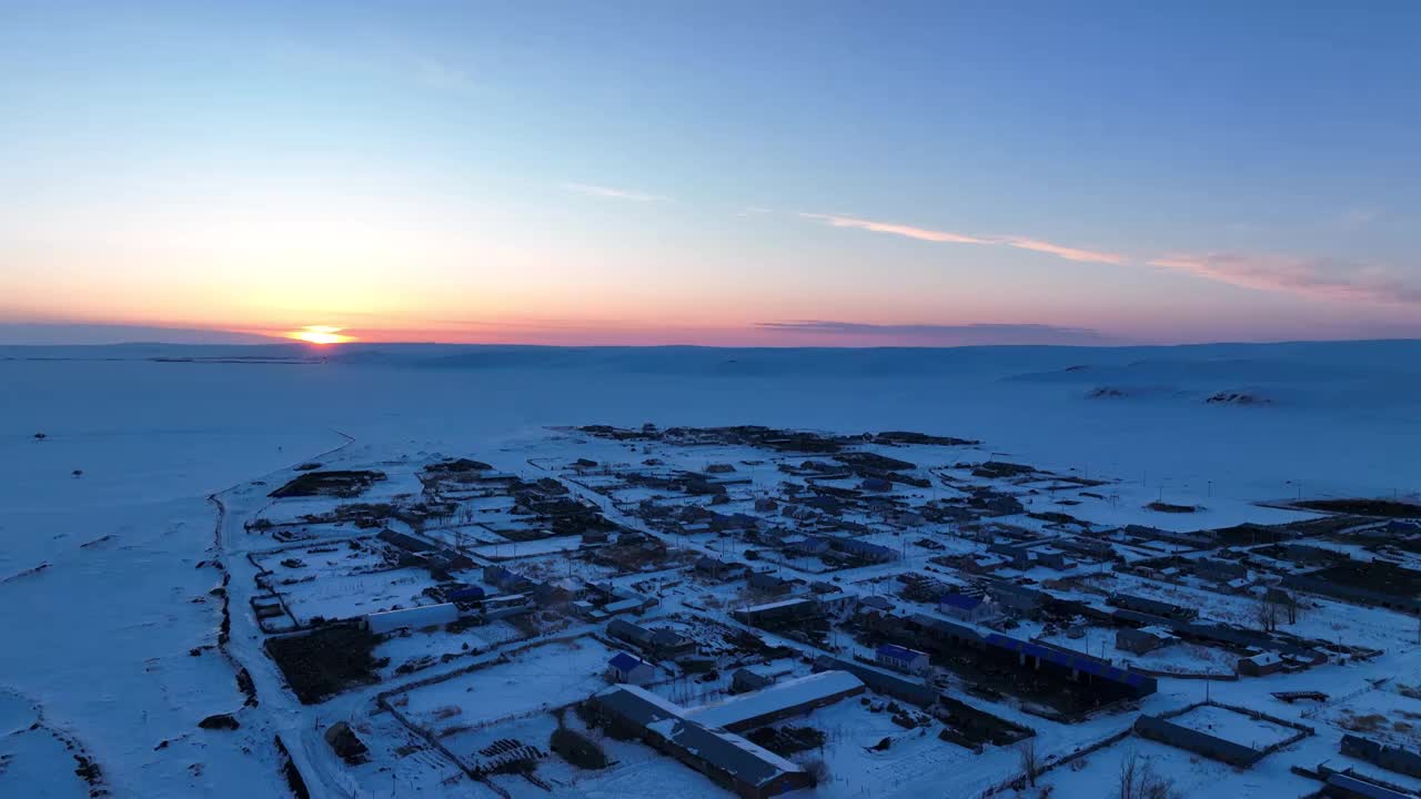 航拍苍茫雪原农场版画雪村暮色视频素材