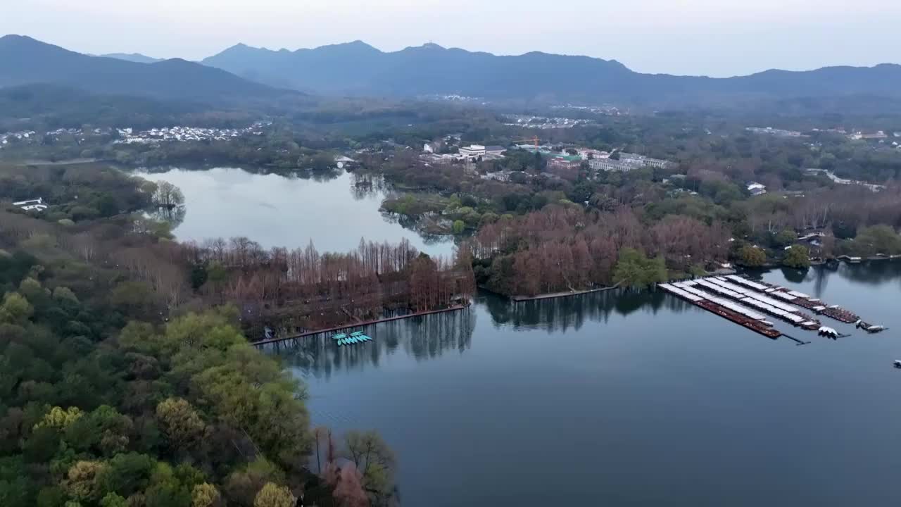 西湖杨公堤航拍杭州市西湖风景区船码头湖面视频下载