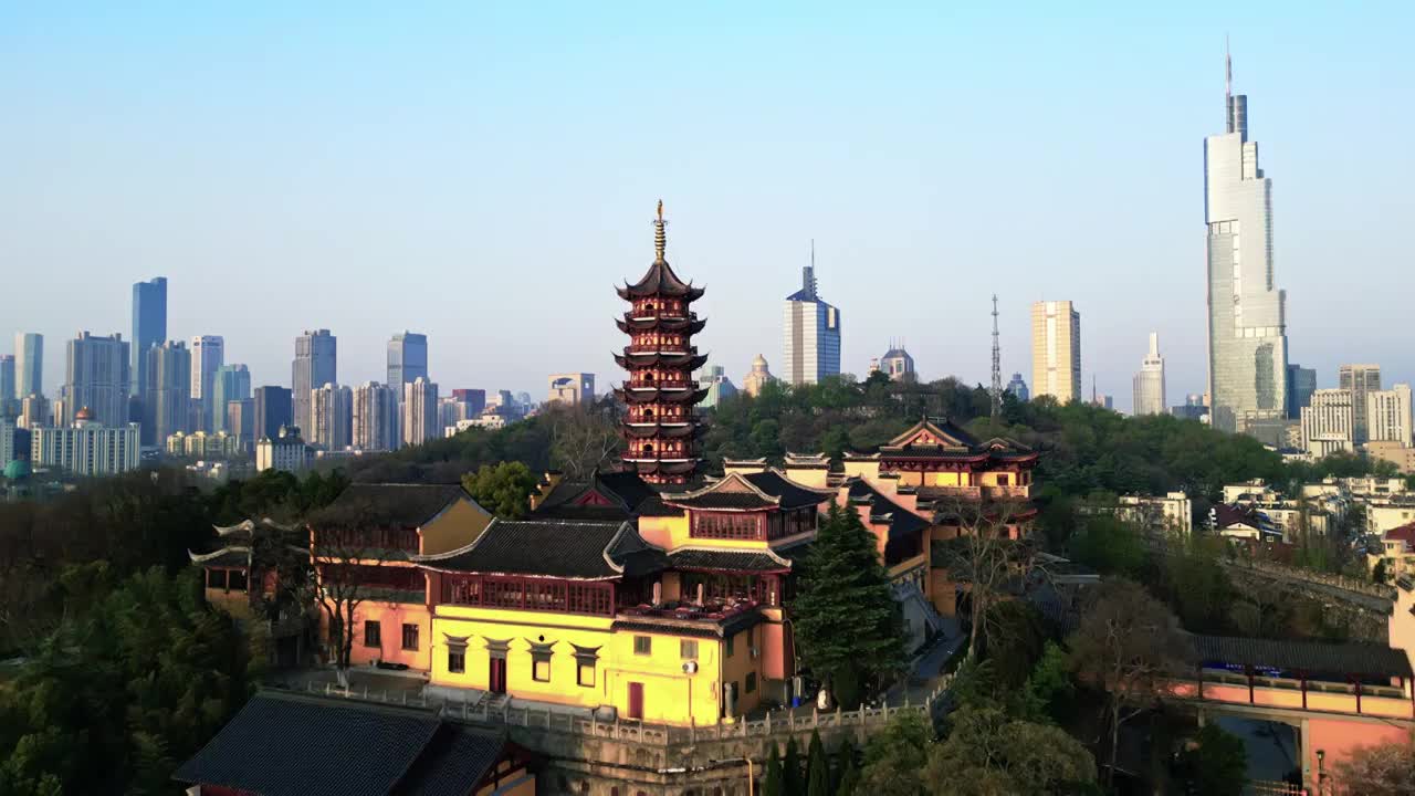 南京城市天际线航拍鸡鸣寺和紫峰大厦视频素材