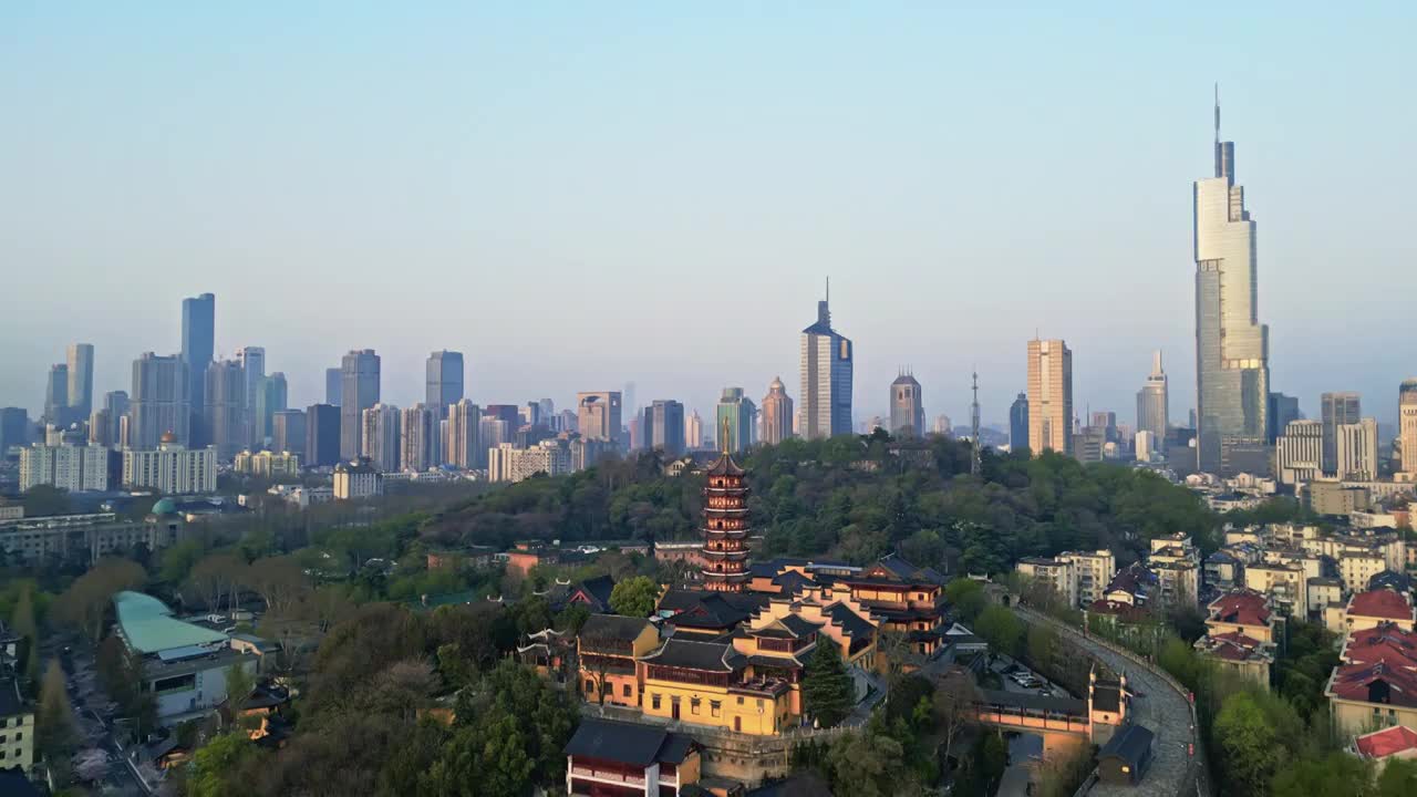 南京城市天际线航拍鸡鸣寺和紫峰大厦视频素材