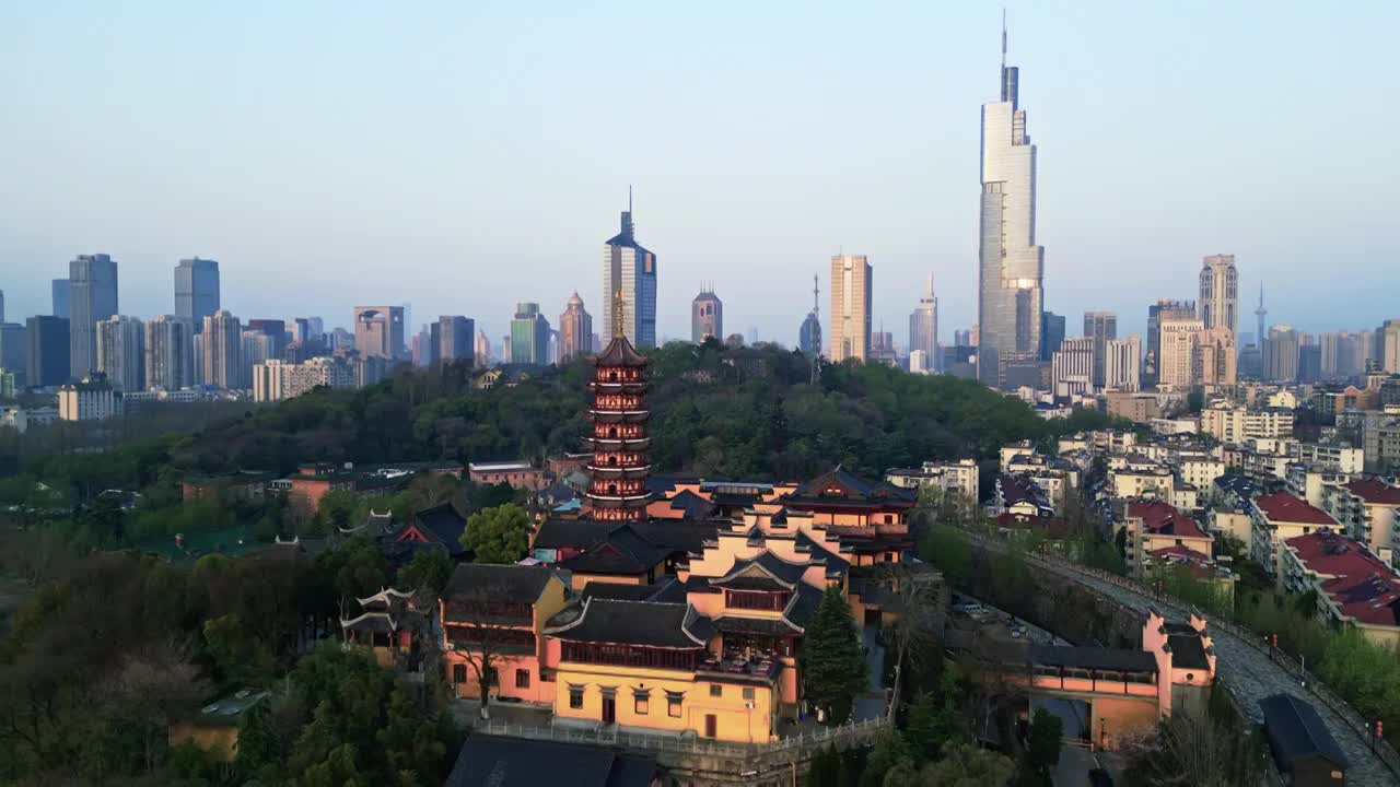 南京城市天际线航拍鸡鸣寺和紫峰大厦视频素材