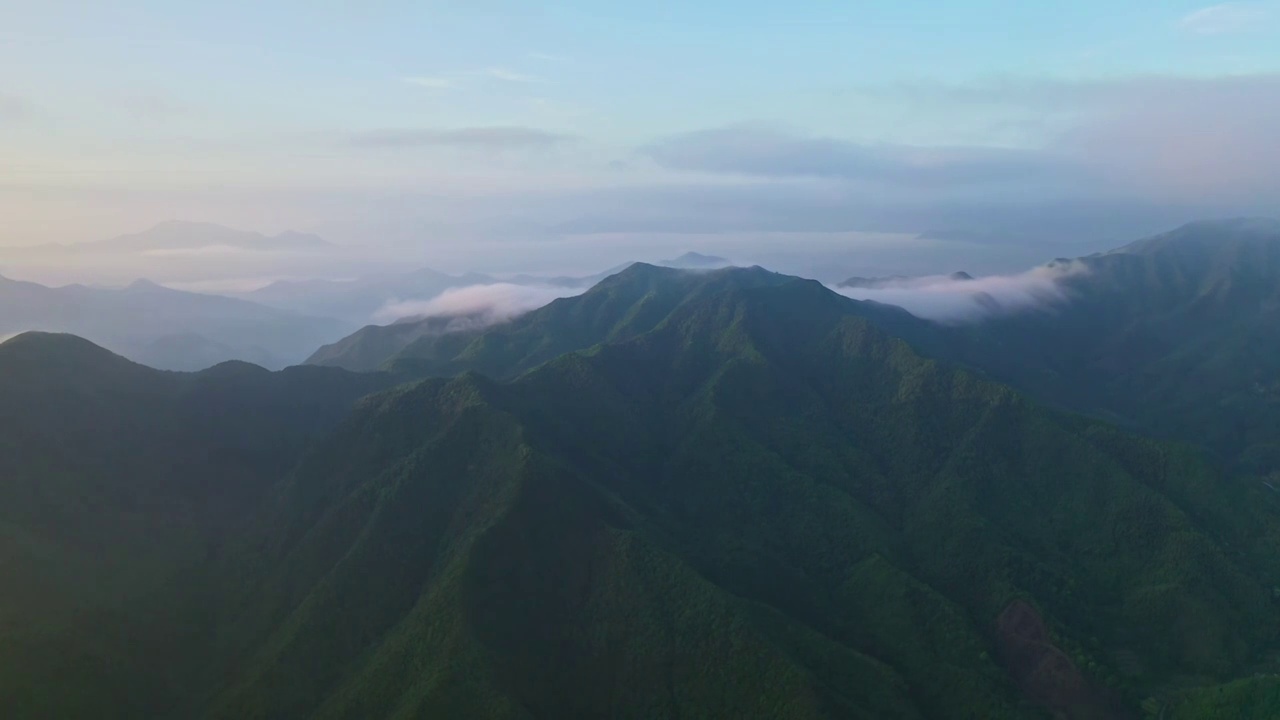 航拍大山环绕视频素材