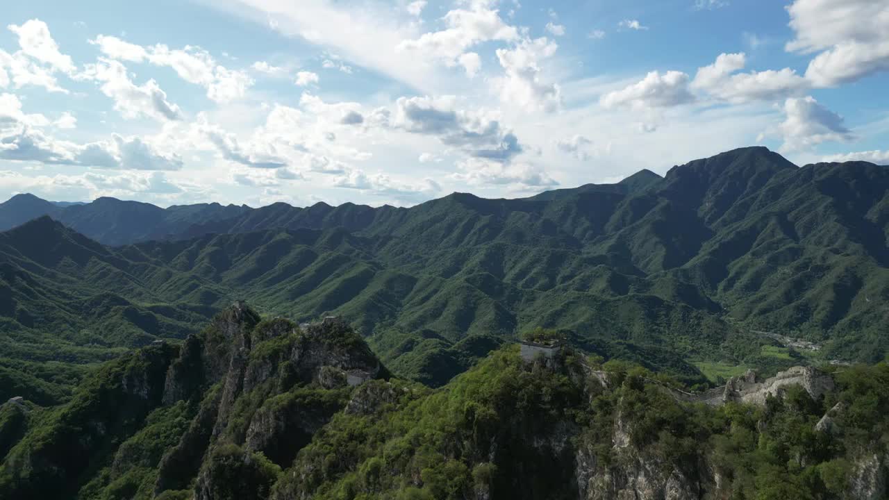 六月的箭扣长城视频素材