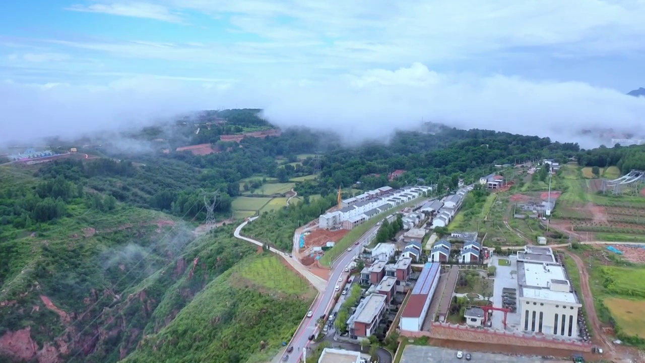 航拍郑州市嵩山尖山民宿群雨后的云景视频素材