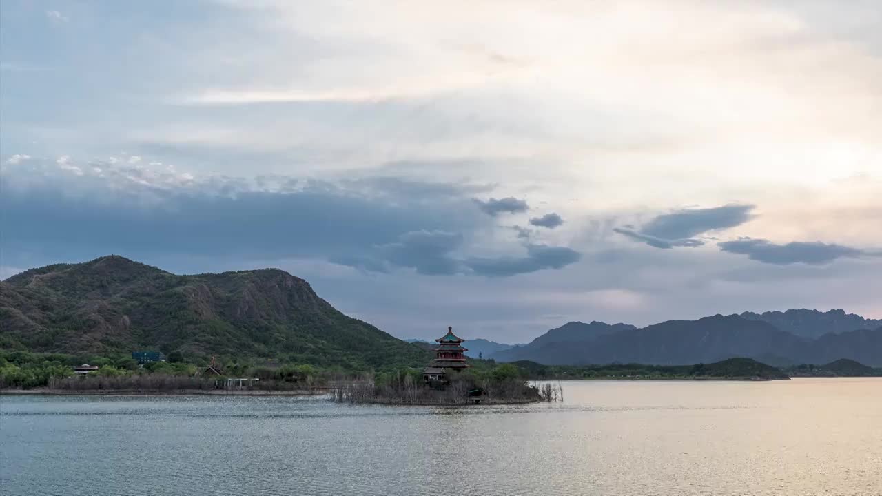 北京昌平十三陵水库迷人晚霞视频素材