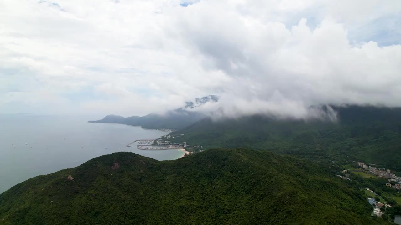 广东深圳龙岗大鹏半岛云雾缭绕的桔钓沙视频素材