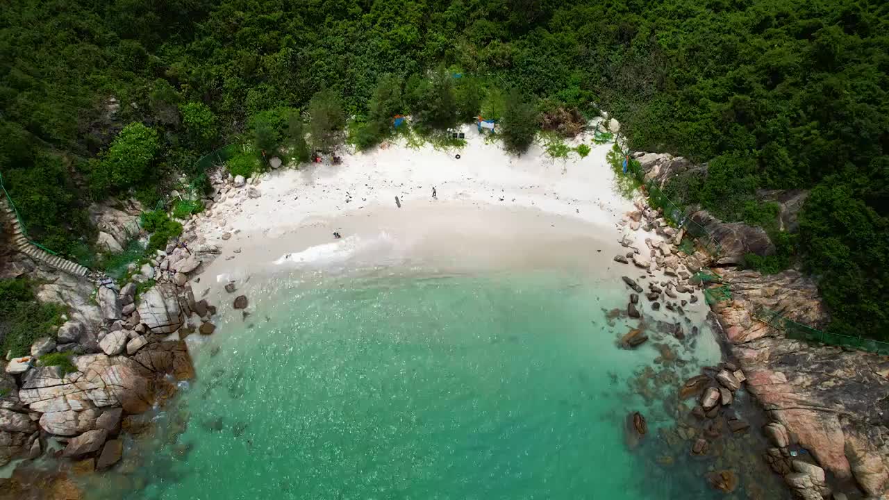 广东深圳龙岗大鹏半岛桔钓沙沙滩海岸线航拍视频素材