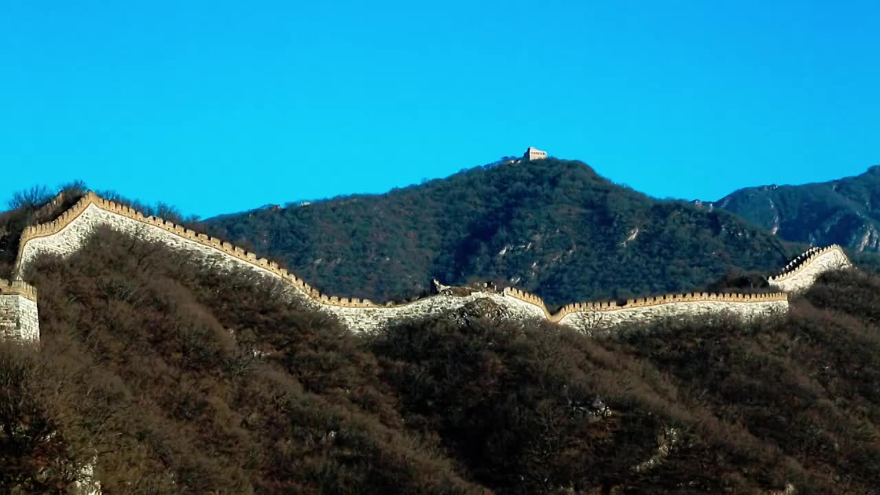 绵延于山顶的长城视频素材