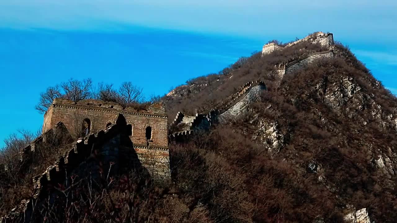 绵延于山顶的长城视频素材