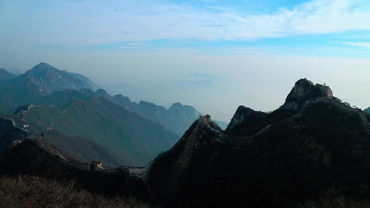 绵延于山顶的长城视频素材