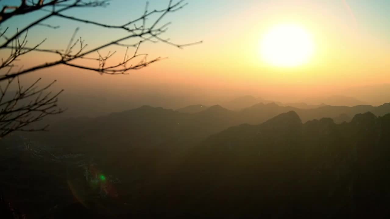 夕阳下的连绵群山视频素材