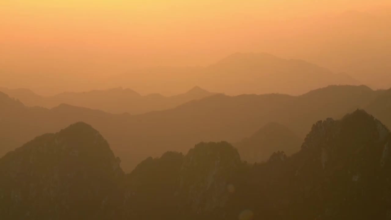 夕阳下的连绵群山视频素材