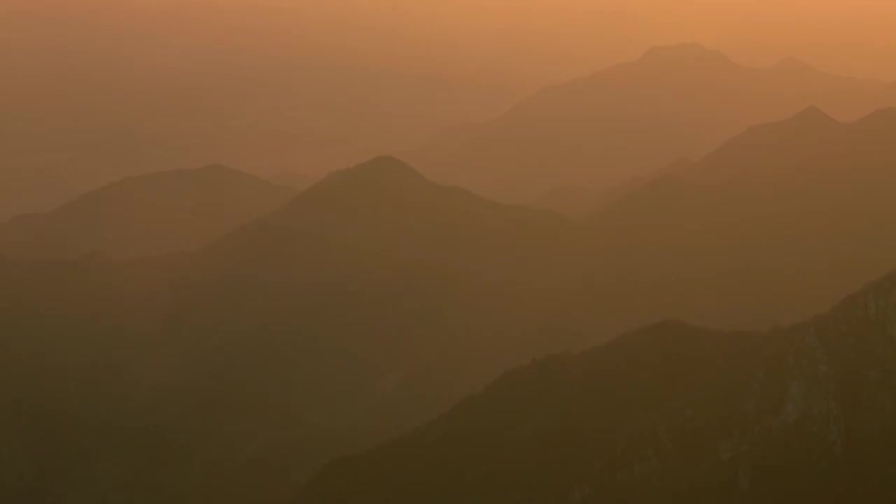 夕阳下的连绵群山视频素材