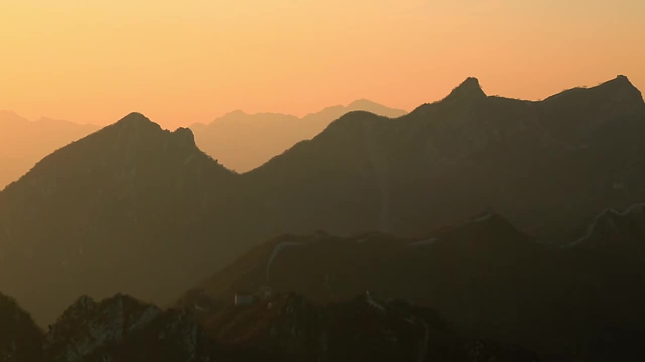 夕阳下的连绵群山视频素材