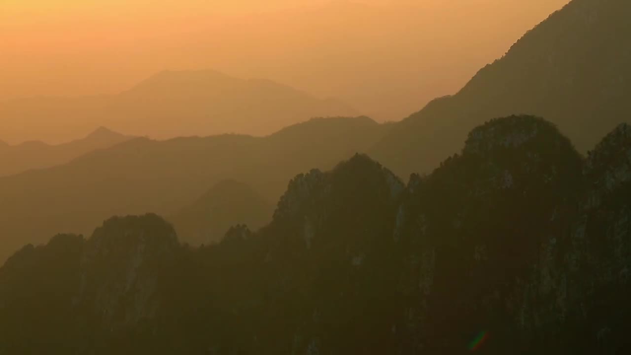 夕阳下的连绵群山视频素材