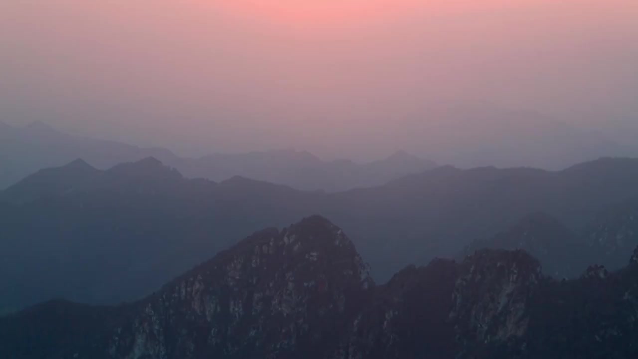 夕阳下的连绵群山视频素材