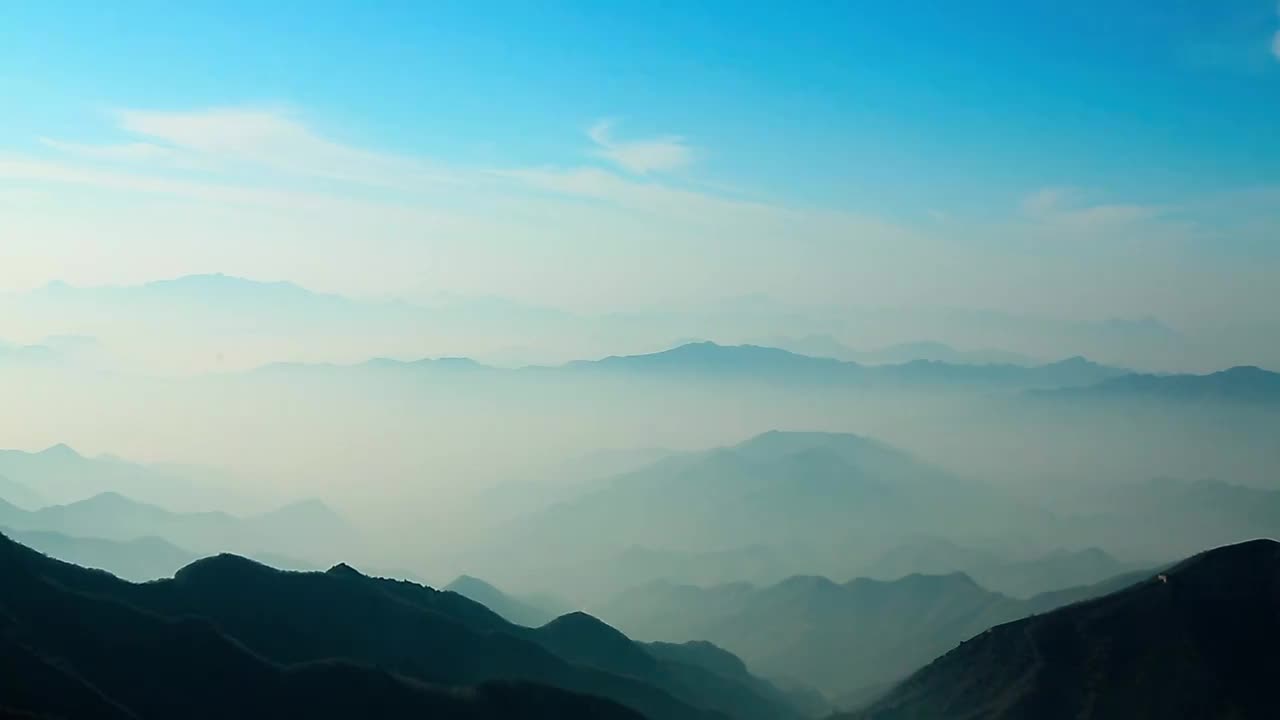 晨雾中的山峦视频素材