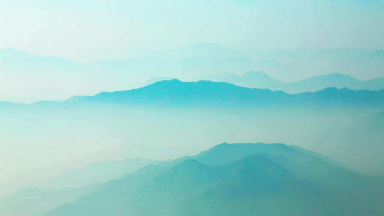 晨雾中的山峦视频素材