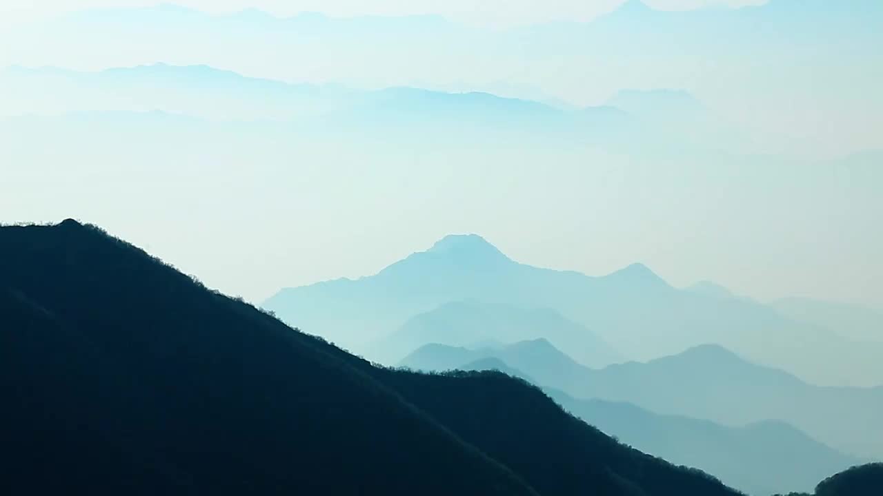 晨雾中的山峦视频素材