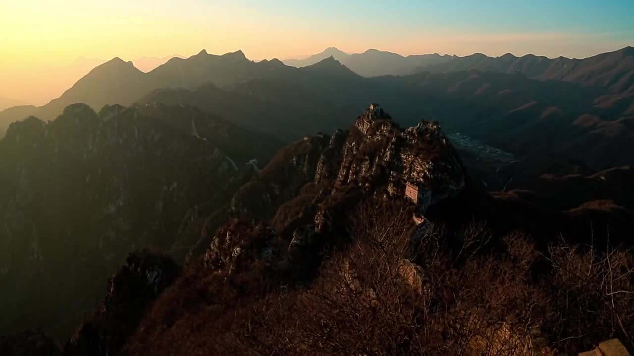 金色夕阳下的长城视频素材