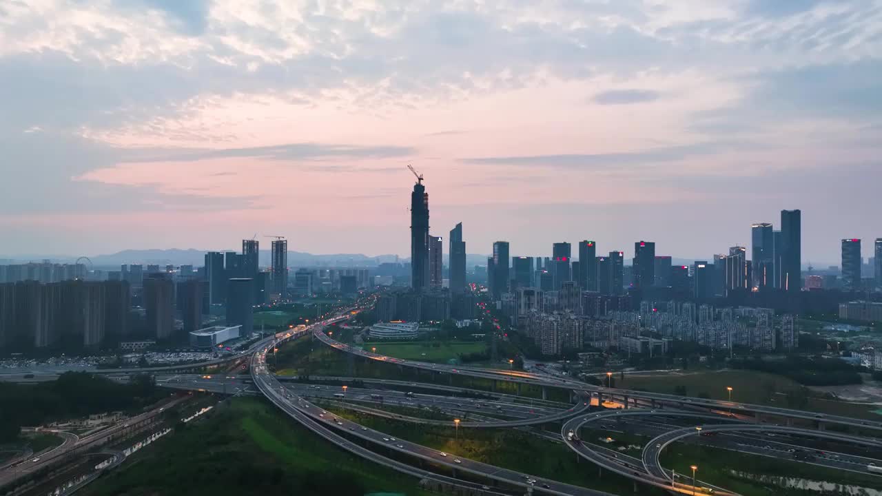 落日时分航拍油坊桥立交和河西CBD，江苏南京视频素材