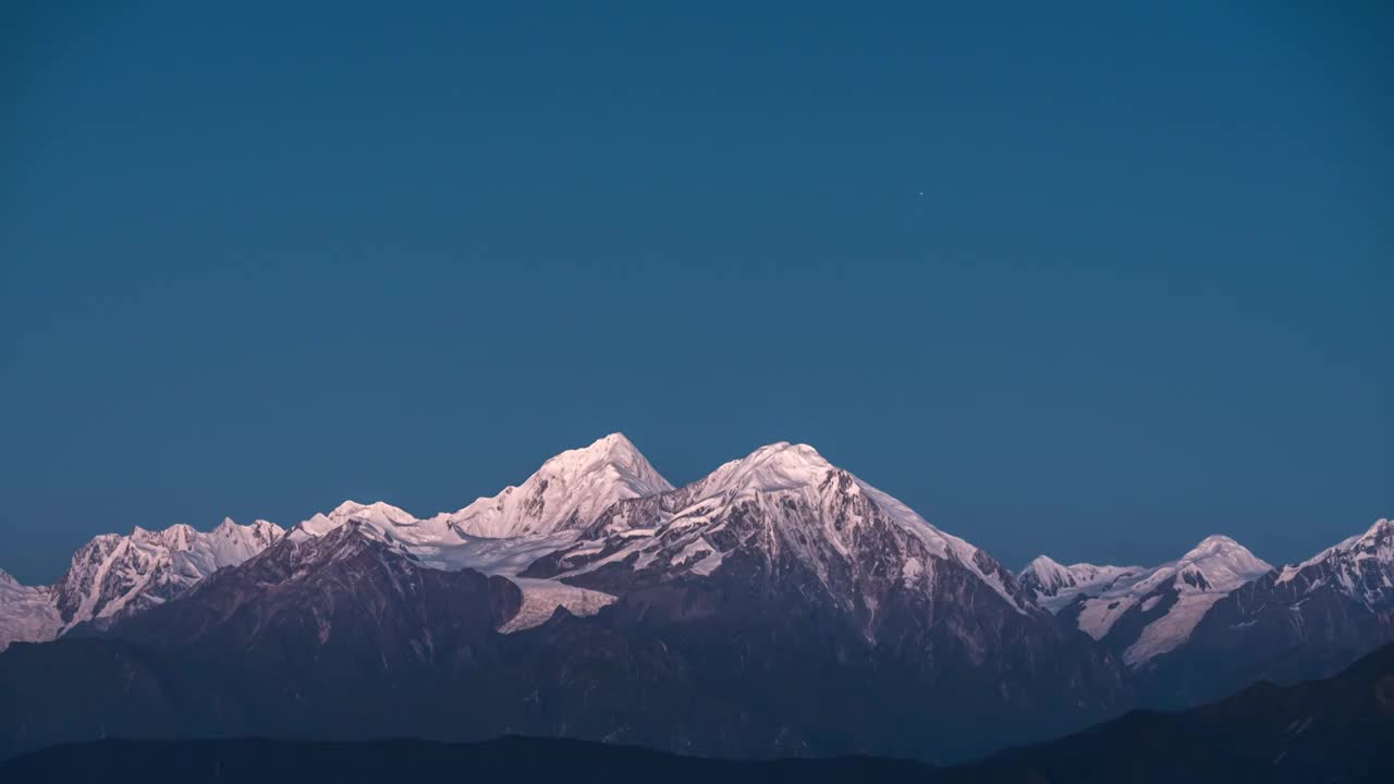 华尖山贡嘎雪山日照金山视频素材