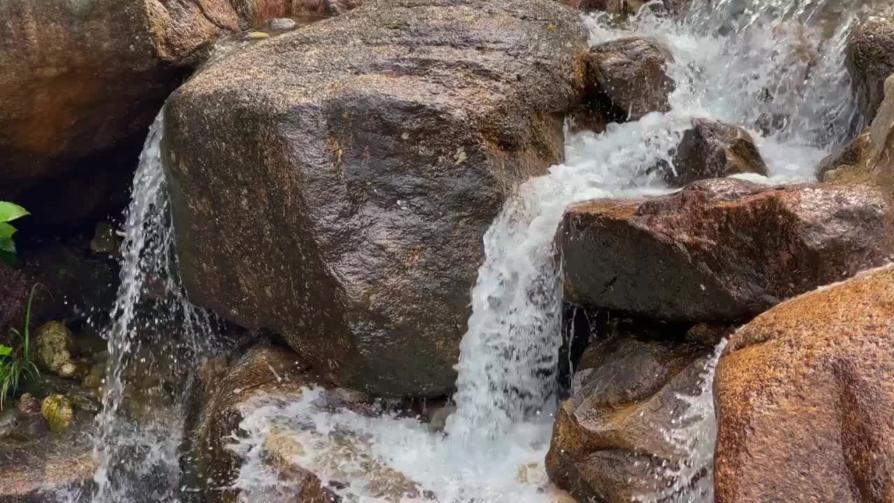 山间流动的清澈溪水，岩石，苔藓，黄山凤凰源景区视频素材