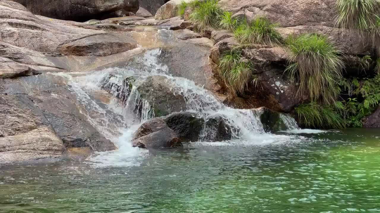 山间流动的清澈溪水，岩石，苔藓，黄山凤凰源景区视频素材