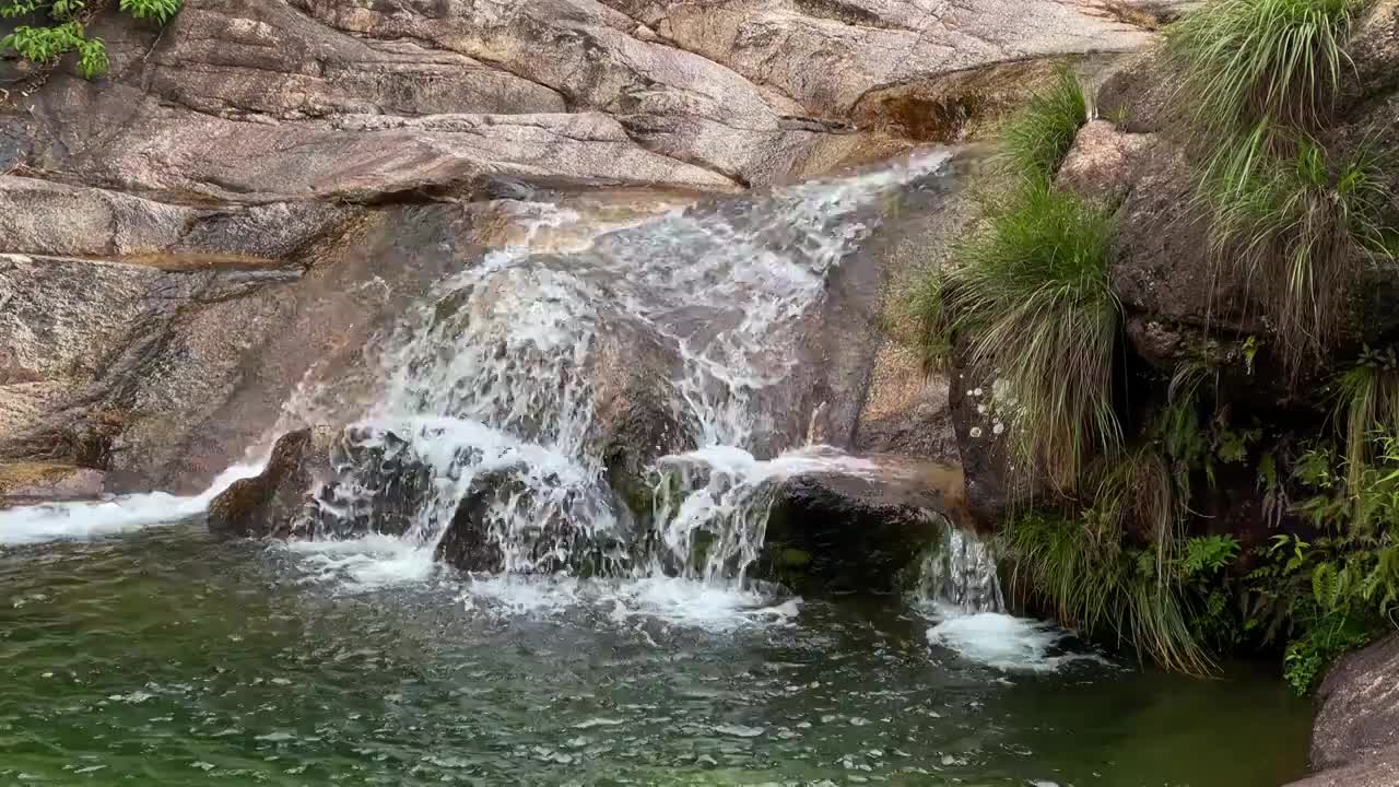 山间流动的清澈溪水，岩石，苔藓，黄山凤凰源景区视频素材