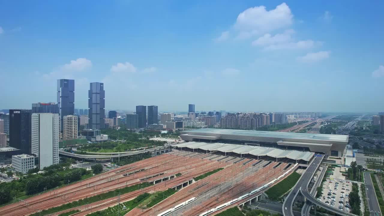 中国河南省郑州市郑州东站高铁站航拍夏季风光视频素材