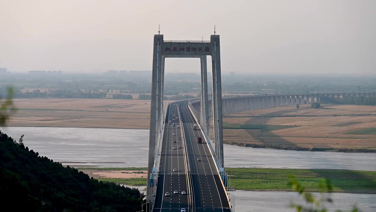 中国河南省郑州市桃花峪黄河大桥视频素材