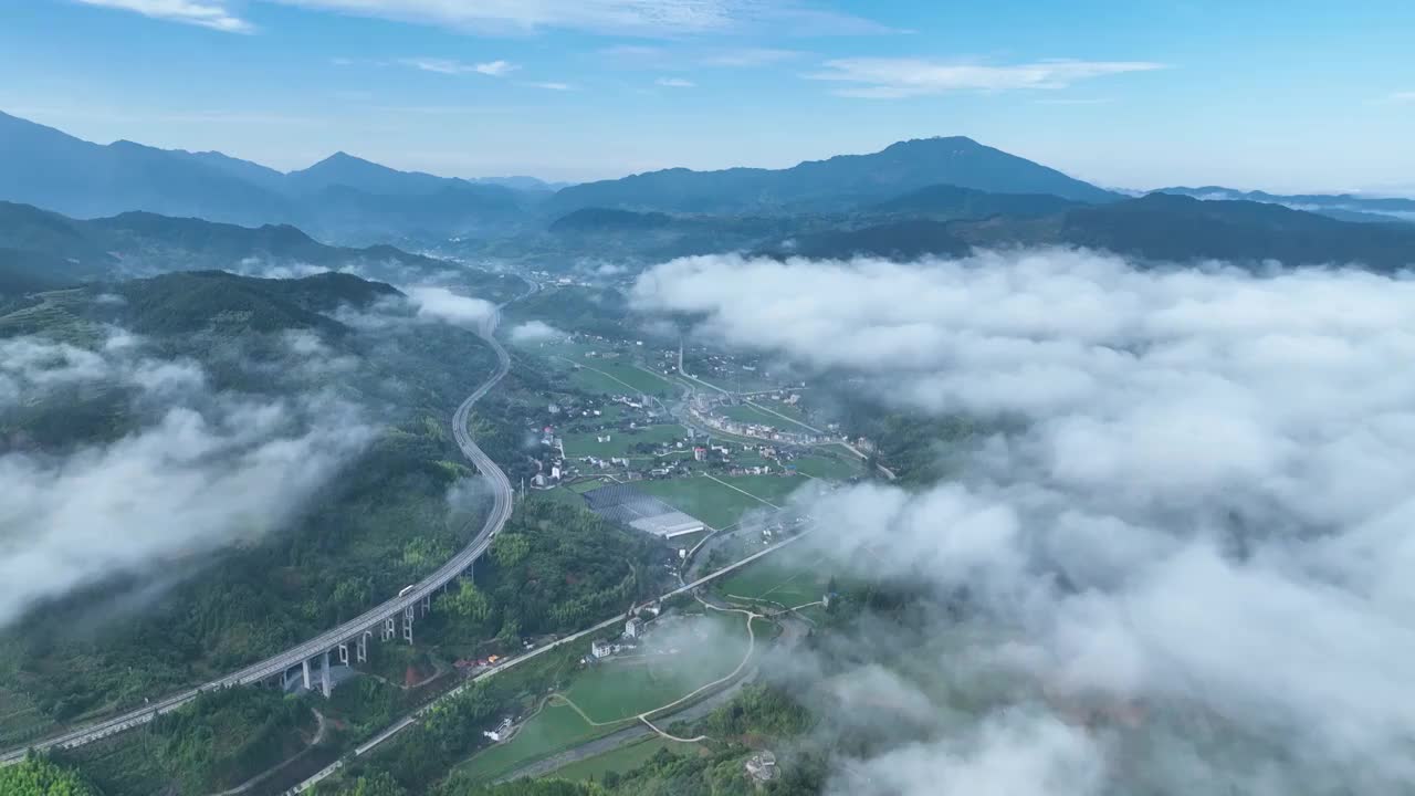 美丽乡村振兴早晨云海雾缭绕公道路高架桥梁视频素材