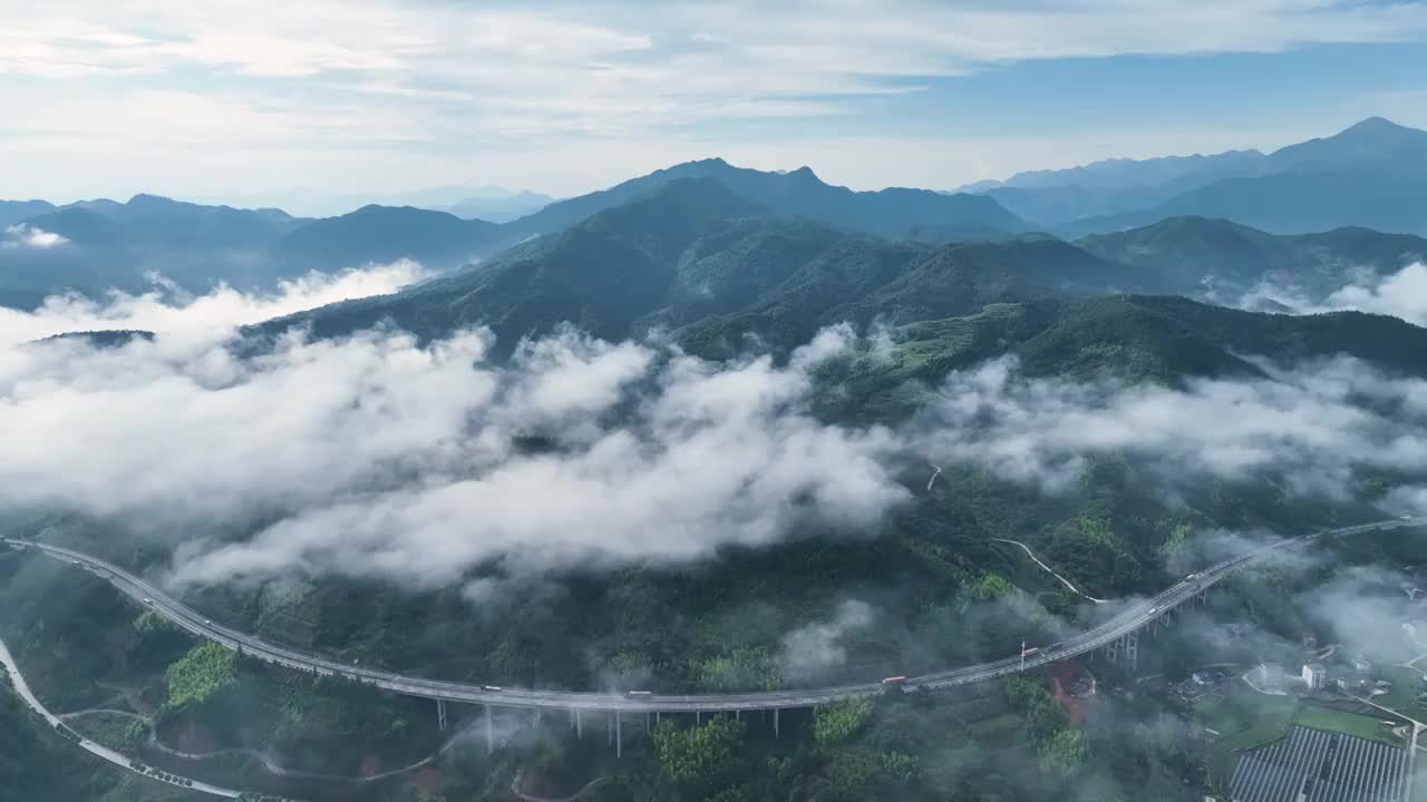 美丽乡村振兴云雾缭绕高速公道路架桥梁风光视频素材