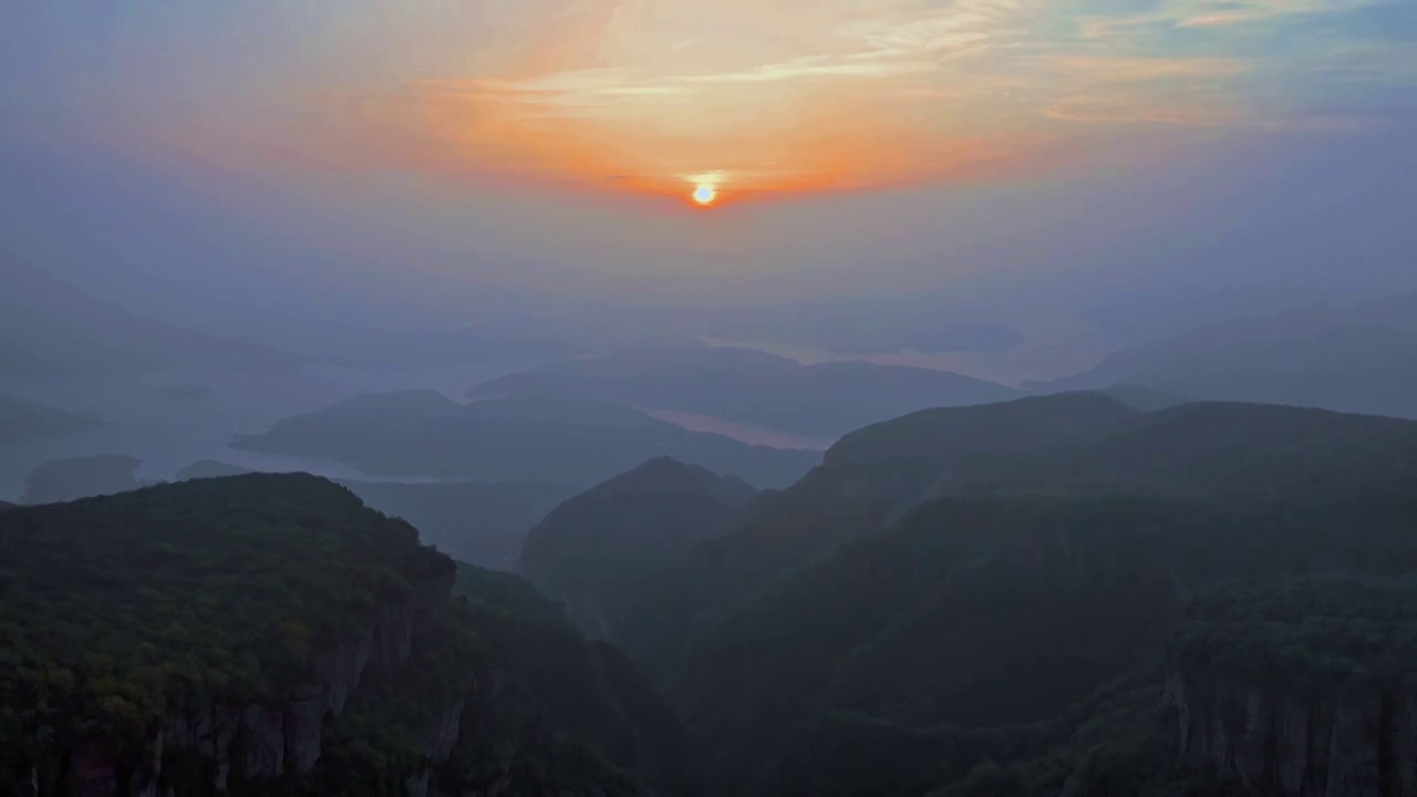 晨雾中的洛阳黛眉山视频素材