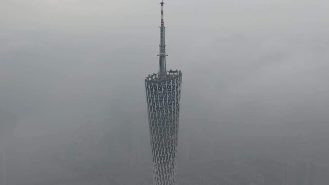 航拍云雾中的广州塔视频素材