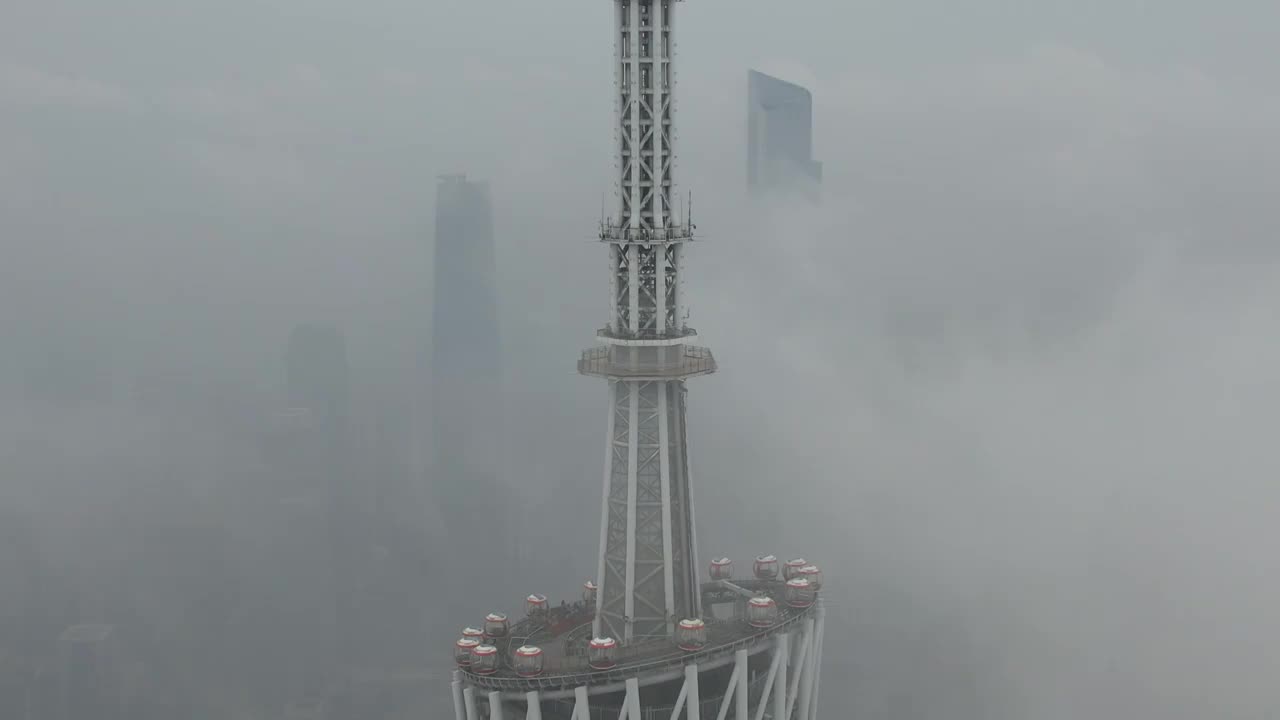 航拍云雾中的广州塔视频素材