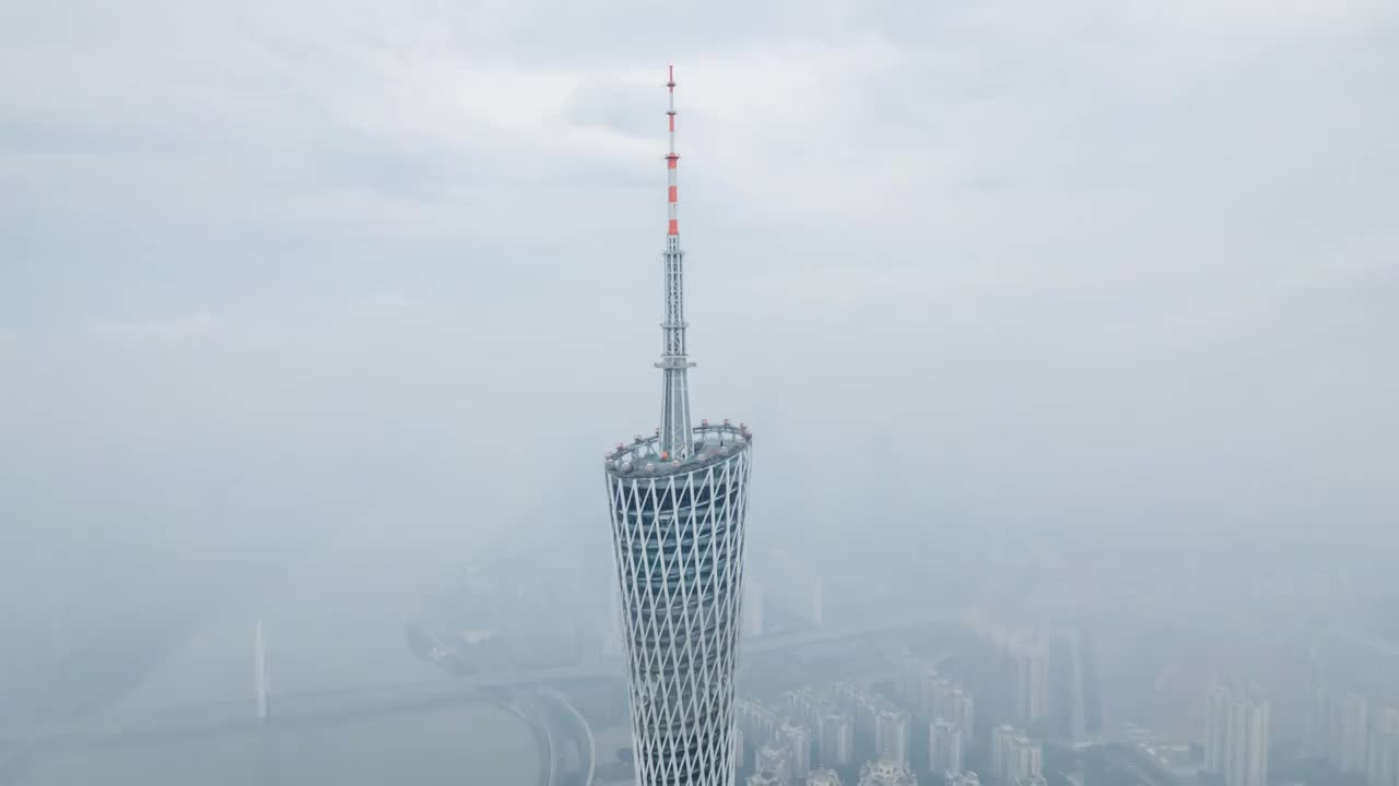 云雾中广州塔特写航拍延时视频素材