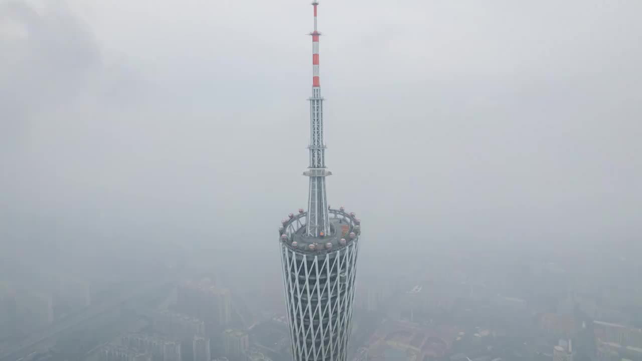 云雾中广州塔特写航拍延时视频素材